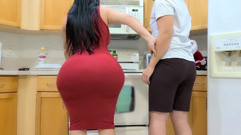 Büyük Götlü Üvey Anne Mutfakta Oğlunun Büyük Aletini Kullanıyor