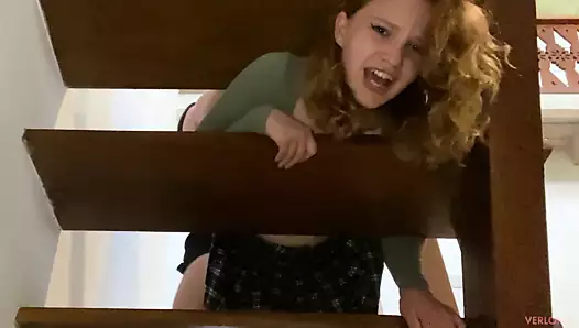Üvey kardeşim külotsuz merdivenlerde sıkıştı