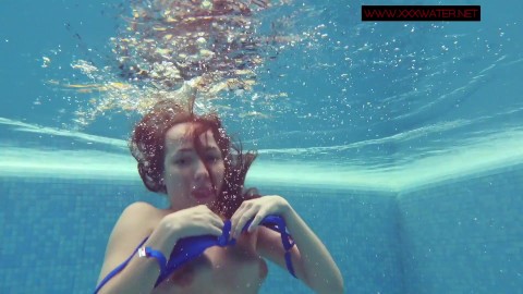Büyük memeli Rus porno yıldızı Lina Mercury yüzme havuzunun keyfini çıkarıyor