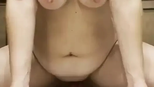 benim ıslak amcık vurma ve benim büyük göğüsleri ile oynuyor