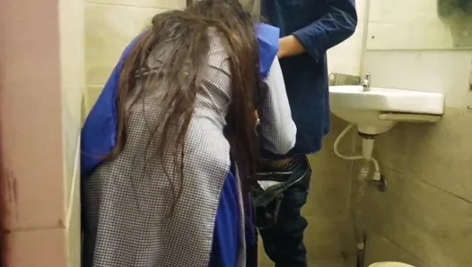 Hintli kolejli kız okulun tuvaletinde muamele çekiyor