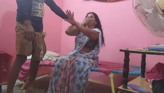 üvey anne yiyor için bana yiyecek getirdi üvey oğlum onunla seks yaptım