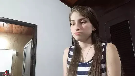 masum yüzü olan üvey kardeşim bana harika bir oral seks yapmasına izin vermemi istiyor