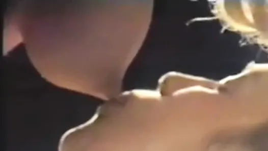 anne sütüyle genç kızı baştan çıkarıyor