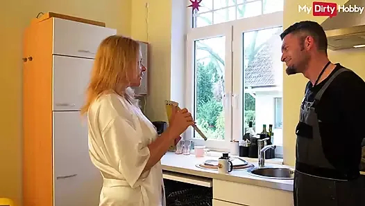 ateşli ve azgın milf ginatomik baştan çıkarır ve tamirci sikişir - mydirtyhobby