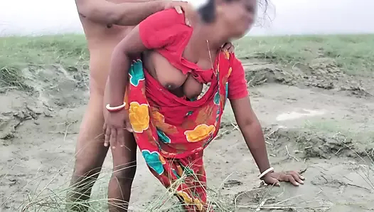 ev hanımı içinde kırmızı saree gider için ona goat ve bir araya geldi bir adam bangladeshi ev hanımı