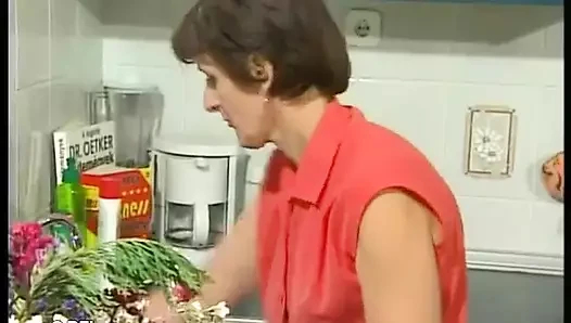 Haydi sikme anneanne içinde the mutfak