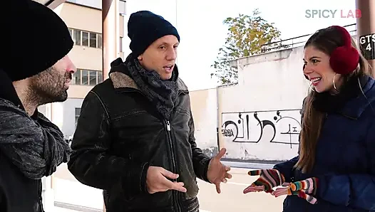 İki Şanslı Turist Belçikalı bir Kızı Beceriyor