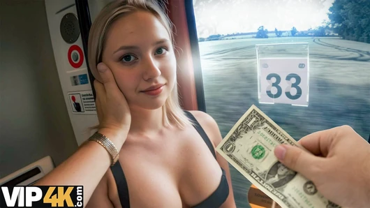 HUNT4K. Sarışın bebek tren istasyonu tuvaletinde bir yarrak emdi!