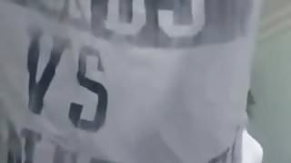 güzel Türk kızı dans ve gösteren göğüsleri