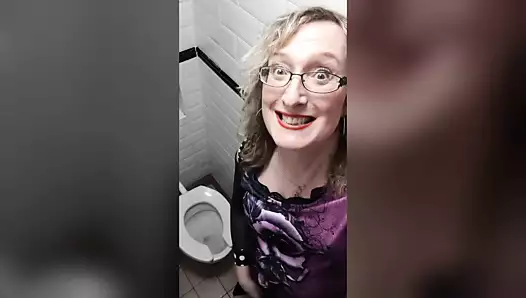 kırmızı deri pantolon giyen pub tuvalette sarışın post op tgirl lisa işemek oyun