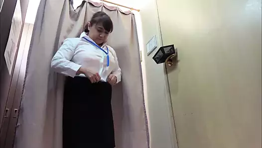 soyunma odasındaki olgun kadınlardan penisini çıkardıktan sonra pantolonunu dikmelerini istersen ne olur?