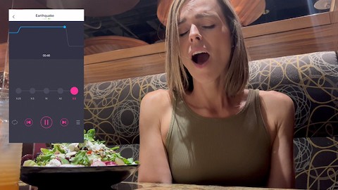Curvy uzaktan kumandalı vibratör ile halka açık bir restoranda sert geliyor