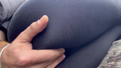 Azgın Sarışın Halka Açık Parkta Amcığıyla Oynamama İzin Veriyor 