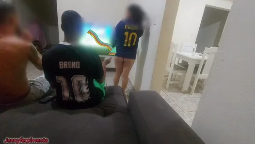 bir bahis yüzünden kocamın arkadaşıyla seks yapmak zorunda kaldım ama azdım ve sonunda ikisiyle de dp yaptım