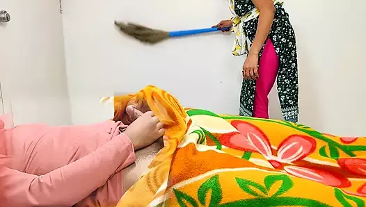 sahibi temizlik komal's hizmetçi baştan ve sikildi