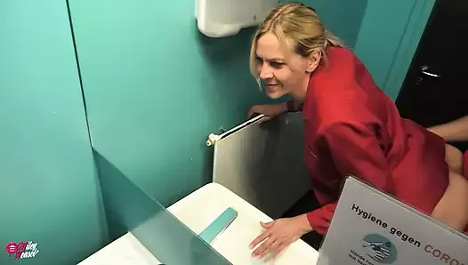 şirket tuvaletinde sarışın ofis kaşar sikildi!!