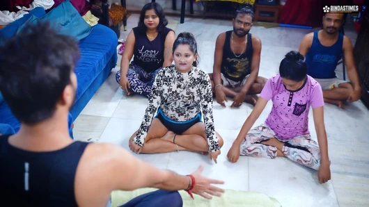 Desi Hint Yoga Sınıfı seks Sınıfına Dönüşür ve tüm Kızlar Yoga öğretmenleri tarafından becerilir (Tam Film )