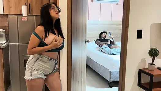 Üvey kız kardeşim habersizce odama girdi... Sonunda sert bir şekilde seviştik