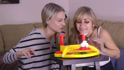 Gerilimi artırmak için Strip Facial Frenzy oyunuyla daha büyük bir yay